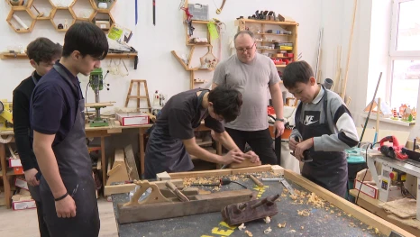 Юные астраханцы создали новогодние украшения в столярной мастерской