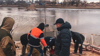 На реке Кривой Бузан вытащили 2 из 5 подтопленных звеньев понтона