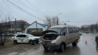 В Астрахани в ДТП с маршруткой пострадали трое несовершеннолетних