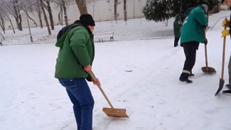 В Астрахани коммунальщики убирают выпавший снег и обрабатывают дороги противогололедной смесью
