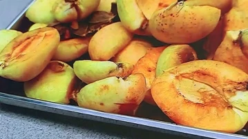 В Астрахани в абрикосах из Узбекистана нашли нелегала
