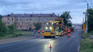 В Астрахани на улице Нововосточной укладывают новый асфальт