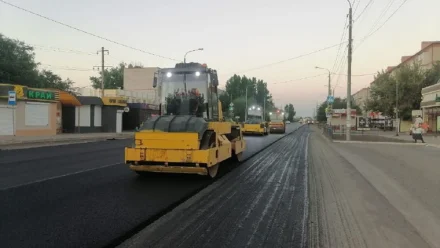 В Астрахани на улице Адмирала Нахимова начали укладывать новый асфальт