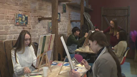 В Астрахани организовали арт-проект, где участников учат писать картины