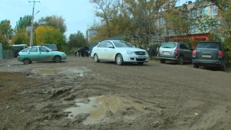 Жители Астрахани жалуются на отсутствие нормальной дороги около школы