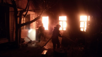 При пожаре в многоквартирном доме в Астрахани пострадали три человека