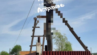 Под Астраханью мужчина погиб от удара током на электрическом столбе