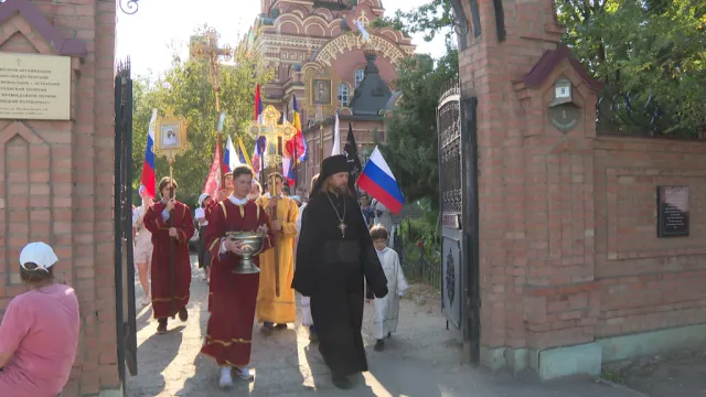 В Астрахани в День флага России прошёл крестный ход и духовно-патриотический фестиваль