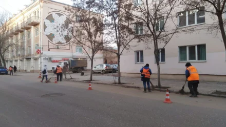 В Астрахани очистили от грязи улицу Коммунистическую