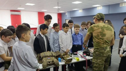 В школе под Астраханью росгвардеец провел урок безопасности
