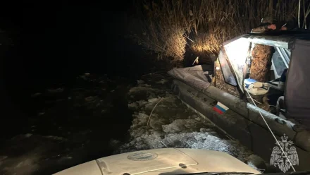 В Астраханской области спасли 4 рыбаков на лодке, застрявших в раскатах Каспия