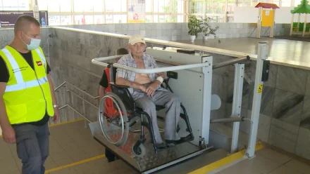 В Астрахани на ж/д вокзале оборудовали спецподъёмники для маломобильных граждан