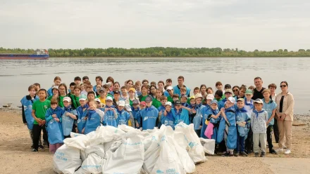 В Астрахани школьники собрали 1 тонну мусора с берегов Волги