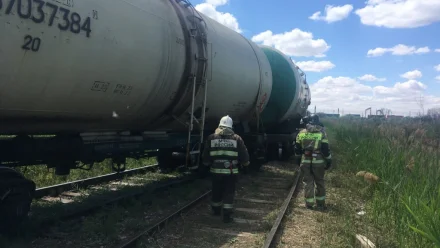 В Астрахани произошёл сход двух вагонов с бензином