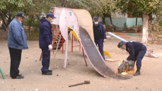 В Астрахани демонтировали 50 аварийных элементов на детских площадках