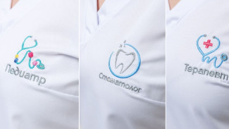 Астраханец, управляя взглядом, разработал дизайн одежды для медработников