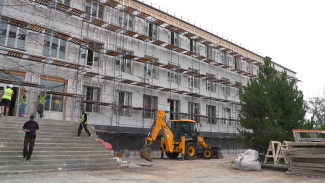 Глава Астраханской области проинспектировал ход ремонта политехнического колледжа