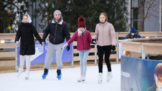 В Астрахани на кремлёвском катке проводят мастер-классы по фигурному катанию и хоккею