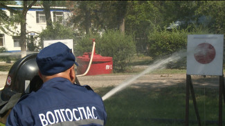 Астраханские пожарные и водолазы провели мастер-класс для детей из ЛНР