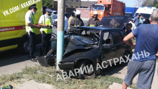 В Астрахани на Безжонова после наезда машины на столб погибла женщина