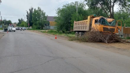 В Астрахани в ДТП с участием самосвала и иномарки пострадал мужчина