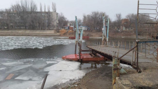 В Астрахани понтоны моста через Серебряную Воложку не подлежат ремонту
