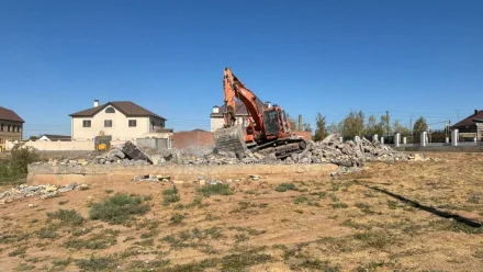 В Астрахани демонтировали незаконный долгострой