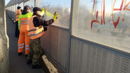 В Астрахани коммунальщики очистили шумовые экраны Вокзального путепровода