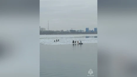 ЧП на Волге: в Астрахани на дрейфующей по реке льдине оказались люди