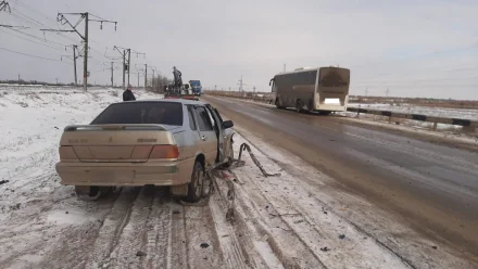 Под Астраханью при столкновении автобуса и «Лады» пострадали 4 человека