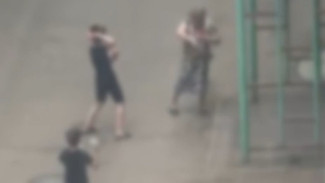 В Астрахани разыскали юных хулиганов, бросавших пластиковые шары в бабушку