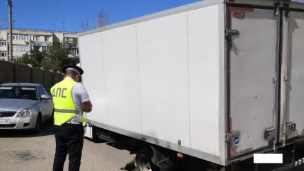 В Астрахани на улице Зелёной под «Газелью» провалился асфальт