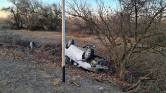 Под Астраханью пострадала девушка при опрокидывании машины