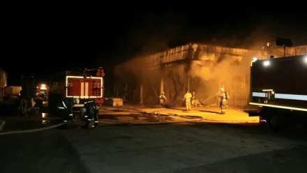 Под Астраханью ликвидировали крупный пожар в ангаре предприятия