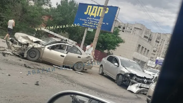 В Астрахани на улице Яблочкова в тройном ДТП пострадали два человека