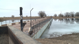 В астраханском селе Грушево не могут ввести в эксплуатацию понтонный мост