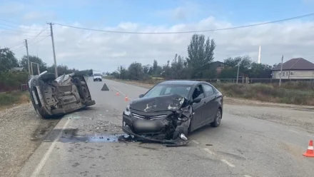 Под Астраханью опрокинулся автомобиль после ДТП