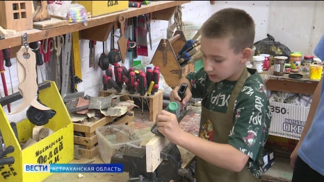Астраханская мастерская принимает ребят для обучения столярному делу