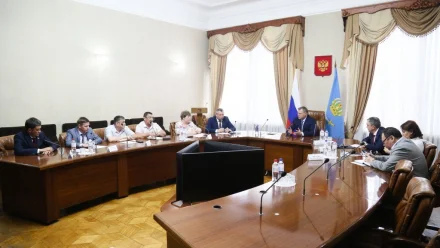 Игорь Бабушкин обсудил актуальные вопросы с лидерами фракций Думы Астраханской области