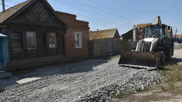 В пригороде Астрахани благоустраивают грунтовые дороги