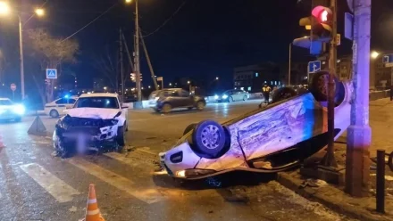 В Астрахани в ДТП пострадал водитель, проехавший на «красный»