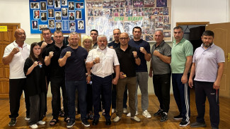 Астраханской спортшколе передали уникальные записи поединков чемпиона мира по боксу 