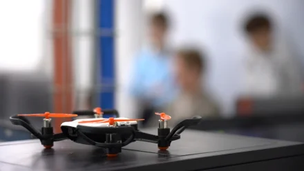 В школьном технопарке юные астраханцы учатся управлять дронами