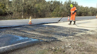 В Астраханской области ремонтируют дорогу рядом с пунктом пропуска «Караузек»