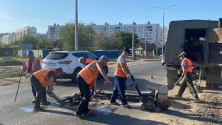 Яму на улице Бориса Алексеева в Астрахани заделают