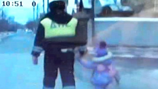 Полицейские вернули домой девочку, сбежавшую из детсада в Астрахани