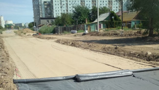 В Астрахани дорогу на улице Бориса Алексеева укрепляют геотекстилем