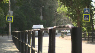 Астраханские полицейские проверили дорожные разметки и знаки возле школ