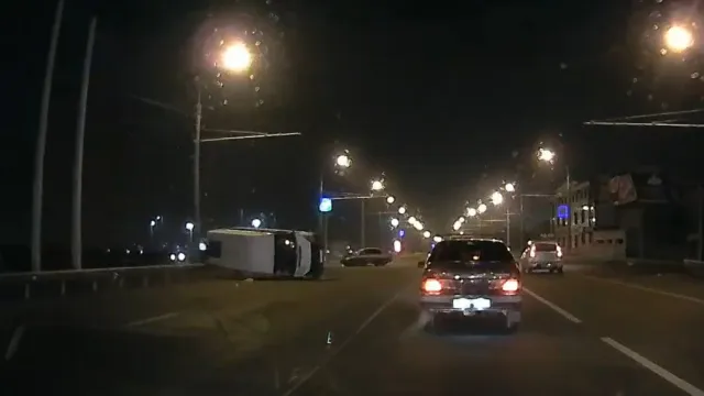 В Астрахани на Аэропортовском шоссе опрокинулась маршрутка