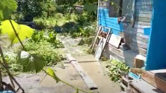 Во дворе дома пожилой астраханки ликвидировали прорыв трубы 